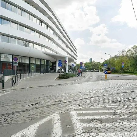 Modern In The Center Of With Air Conditioning And Balcony By Renters Apartment